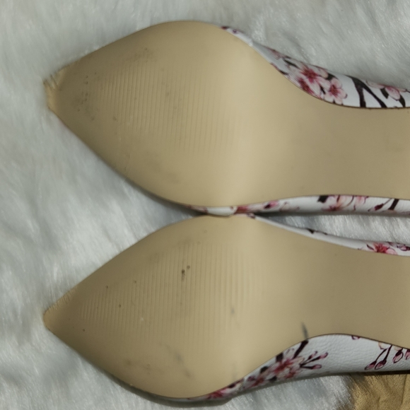 NWOT !! SHOEDAZZLE HEELS. - Picture 2 of 6